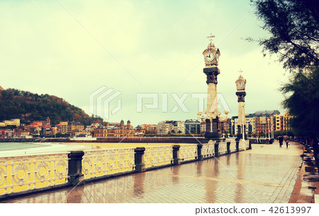 Embankment of La Concha in autumn day at Donistia 42613997