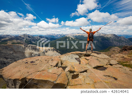 Elderly tourist climbed to top of cliff 42614041