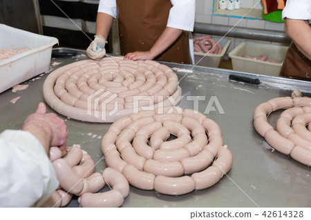 Filling and forming of sausages Filling and forming of sausages 42614328