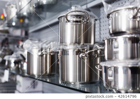 Illustration of new saucepan on the shelfs 42614796