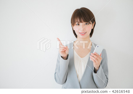 擁有智能手機的女性（*請避免在婚姻活動和約會機構等網站和應用上使用智能手機） 42616548