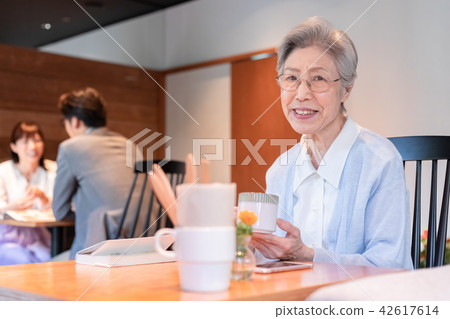 採取休息的資深婦女在咖啡店銀色一代年長女性畫象 採取休息的資深婦女在咖啡店銀色一代年長女性畫象 42617614