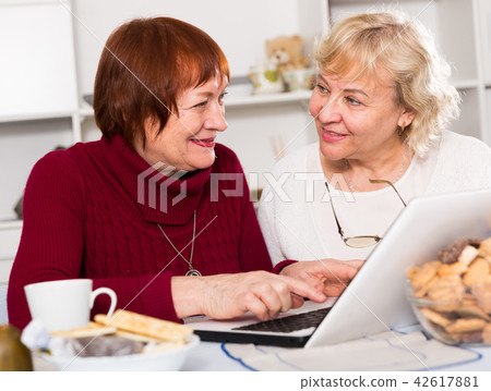 Two happy senior women using laptop 42617881