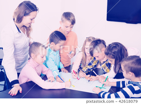Team of elementary age children drawing Team of elementary age children drawing 42618079