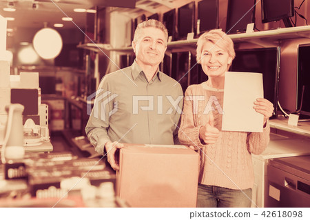 Husband and wife buying on credit household appliances 42618098