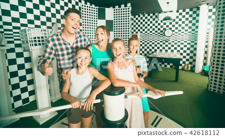Family of five is satisfied of visit together of lost chessroom. 42618112