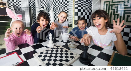 Children in quest room 42618431