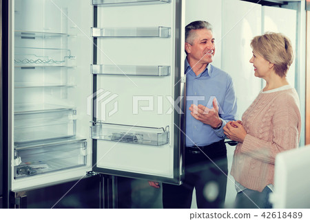 Husband and wife together choose for themselves refrigerator 42618489