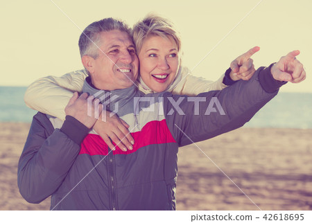 Positive husband points to something interesting 42618695