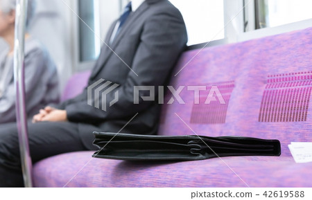 Businessman who seems to forget bags Mid-level employee business image 42619588