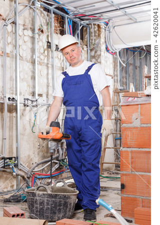 Builder mixing plaster 42620041