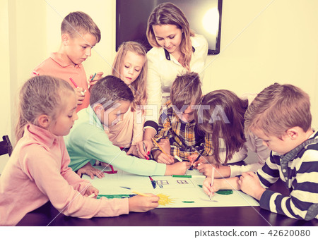 Team of elementary age children drawing 42620080