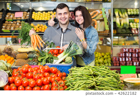 Male and female are deciding on vegetables 42622182