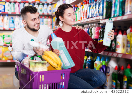 Couple choose some detergents Couple choose some detergents 42622212