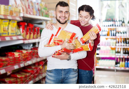 Adults reading lable of pasta Adults reading lable of pasta 42622518