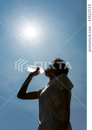 A woman drinking water 42622519