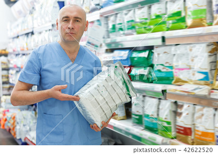 Nice man veterinarian seller with pet dry food 42622520