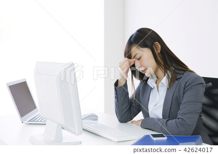 女商人眼球疲勞乾燥眼睛頭疼天氣疾病 42624017