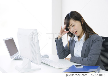 女商人眼球疲勞乾燥眼睛頭疼天氣疾病 42624018