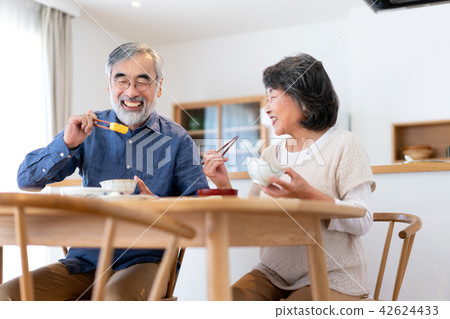 Senior couple couple Senior couple couple 42624433