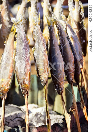 烤香魚的可持續發展問題環境污染河流污染食品危機 烤香魚的可持續發展問題環境污染河流污染食品危機 42624833