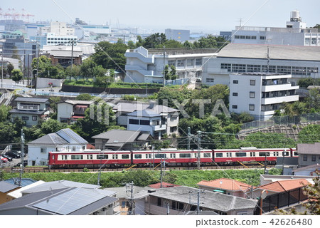 Train running in residential area (Keikyu Line Isogo Ward) 42626480