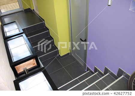 entrance to the basement 42627752