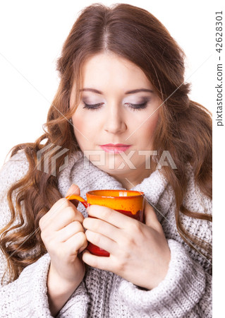 Woman holding red tea coffee mug 42628301