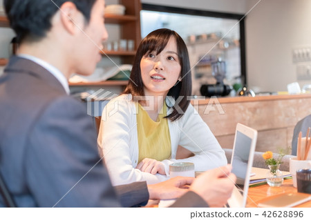 Women and business people solicitation conversation Mid-level employee business image 42628896