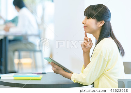 Using tablet terminal female employee OL business image office lady Using tablet terminal female employee OL business image office lady 42628918