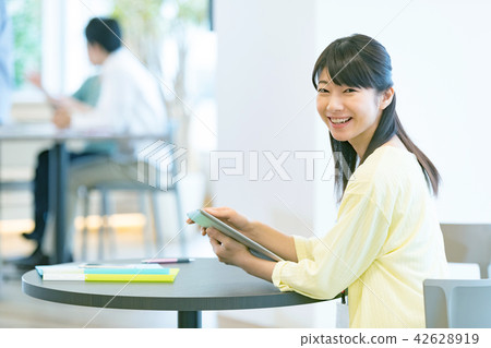Using tablet terminal female employee OL business image office lady Using tablet terminal female employee OL business image office lady 42628919