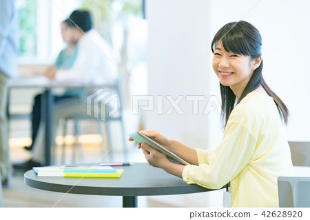 Using tablet terminal female employee OL business image office lady Using tablet terminal female employee OL business image office lady 42628920