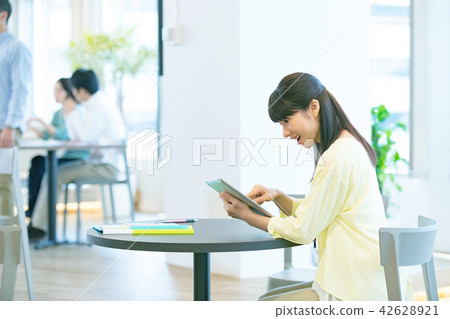Using tablet terminal female employee OL business image office lady Using tablet terminal female employee OL business image office lady 42628921