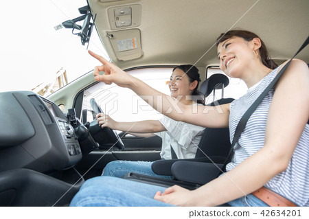 青年開車旅行女孩之旅 42634201