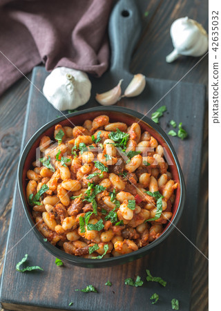Bowl of mexican pinto beans Bowl of mexican pinto beans 42635032