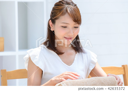 Woman laundry 42635372