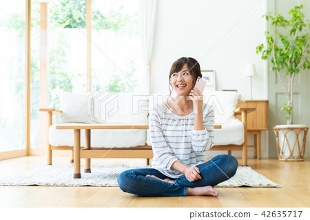 一位年輕女士（智能手機） 42635717