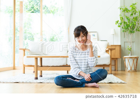 一位年輕女士(智能手機) 一位年輕女士(智能手機) 42635718