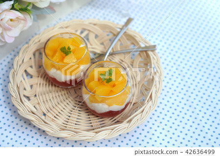 Velines of the yellow peach Velines of the yellow peach 42636499