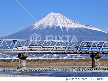 Fujikawa鐵橋和500系列和富士山-5256 42638909
