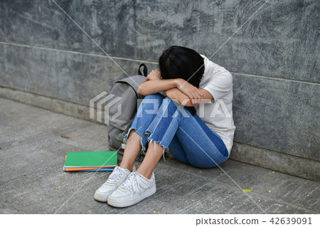 Education Concepts. Beautiful Asian girls are clear in their stu Education Concepts. Beautiful Asian girls are clear in their stu 42639091