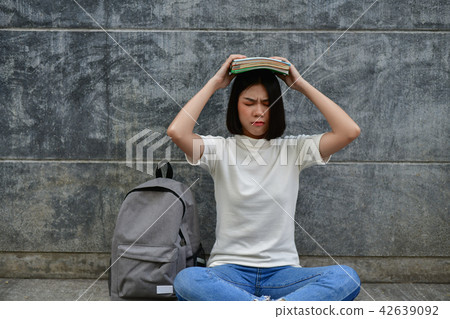 Education Concepts. Beautiful Asian girls are clear in their stu Education Concepts. Beautiful Asian girls are clear in their stu 42639092