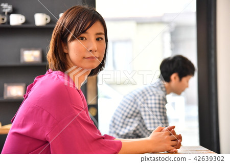 Cafe Young lady 42639302