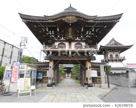 The mountain gate of Manamanji Temple in Matsudo City, Chiba Prefecture The mountain gate of Manamanji Temple in Matsudo City, Chiba Prefecture 42639659