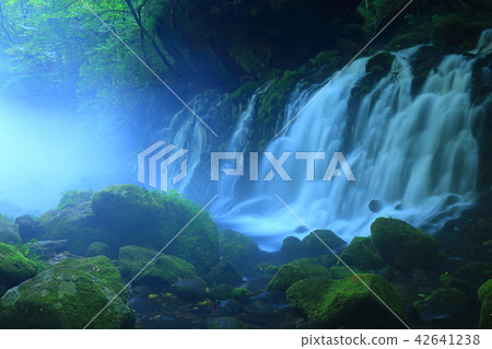 夏天前瀑布水下的水 夏天前瀑布水下的水 42641238
