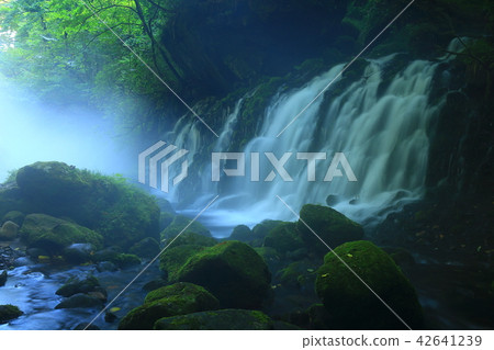 夏天前瀑布水下的水 夏天前瀑布水下的水 42641239