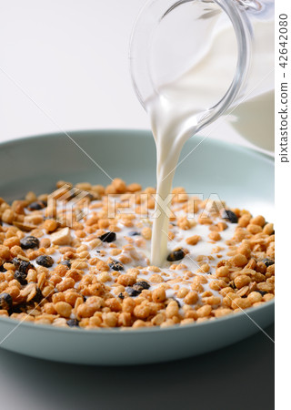 Granola cereal breakfast image 42642080