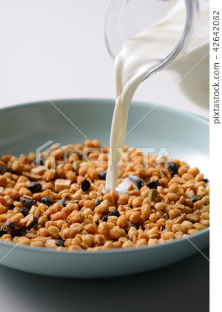 Granola cereal breakfast image 42642082