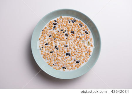 Granola cereal breakfast image 42642084