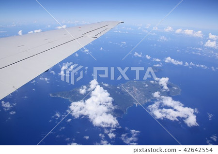 我看到伊豆群島的八條島從飛機窗口漂浮在清澈的海洋太平洋上 42642554